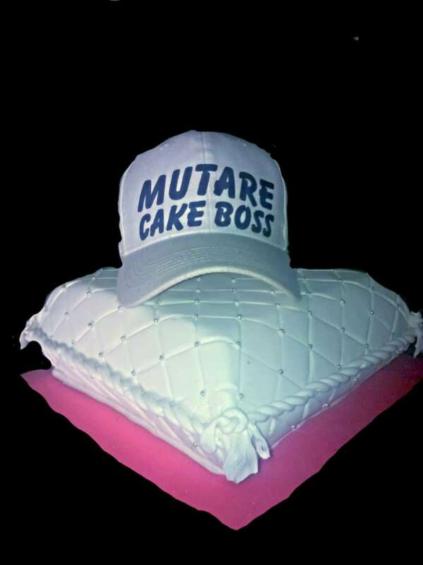 10 Red soldier barretas and 3 pillows